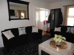 Suburban to nightlife sanctuary - Lake Hiawatha