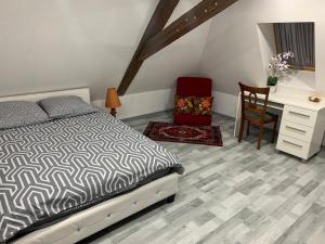 Chambre rustique avec double lit et sa salle de bain privée