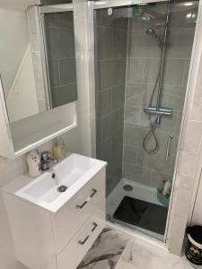 B&B / Chambres d'hotes Chambre rustique avec double lit et sa salle de bain privee : photos des chambres