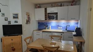 Appartement 2 chambres avec jardinet, piscine vue sur la montagne