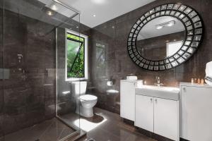 2 Luna Noosa - Spacious Retreat in Elevated Location - 4hvězdičkové hotely ve městě Sunshine Beach