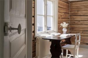 Prästgården i lantlig miljö med fyra sovrum, dusch, kök och vardagsrum