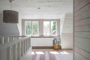 Prästgården i lantlig miljö med fyra sovrum, dusch, kök och vardagsrum