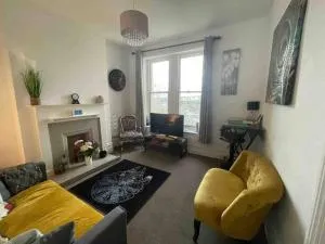 One/Two Bedroom Apartment Close to Sea & Centre - Fairlight