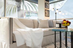 Stylish Condo By The Beach