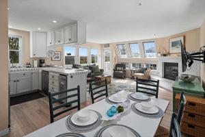 Bay View Paradise - Rooftop Deck, Off-Street Parking, King Suite, WasherDryer & Bay Views!