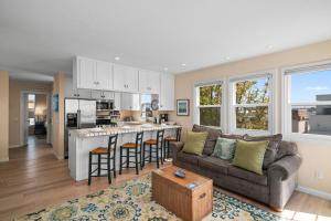 Bay View Paradise - Rooftop Deck, Off-Street Parking, King Suite, WasherDryer & Bay Views!