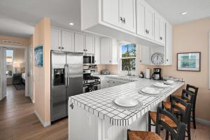 Bay View Paradise - Rooftop Deck, Off-Street Parking, King Suite, WasherDryer & Bay Views!