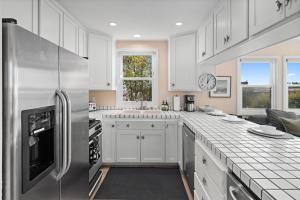 Bay View Paradise - Rooftop Deck, Off-Street Parking, King Suite, WasherDryer & Bay Views!