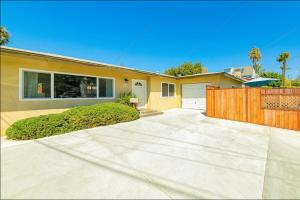 Dog Friendly Home Near the Beach with Grill, Fire Pit, Enclosed Backyard