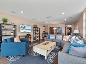 Stunning Bayfront condo with gorgeous views, garage, massive roof deck & AC - dogs welcome!