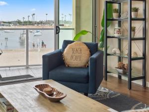 Stunning Bayfront condo with gorgeous views, garage, massive roof deck & AC - dogs welcome!