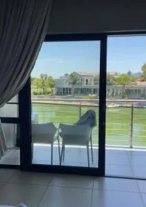 Luxe retreat waterfront - Brits