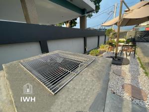 Ipoh 19A Villa for 14pax 6 Carpark with BBQ by IWH