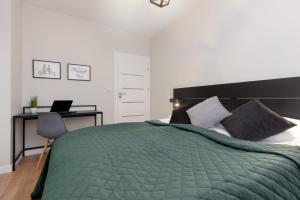 Spacious Apartment in Warsaw with Balcony and Parking by Noclegi Renters