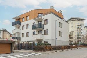 Spacious Apartment in Warsaw with Balcony and Parking by Renters