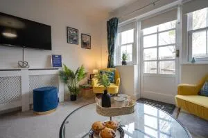 The Copperfield - Modern 4 Bed house with parking - Hackington