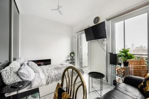 Wola Chic Luxury Studio by BookingHost