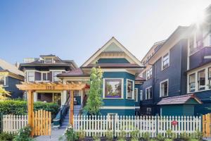 A Gentle Hideaway in the Urban Forest WEST END downtown Vancouver