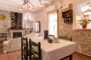 Casa rural Vall de Gallinera con Chimenea, piscina y jacuzzi DIANIA