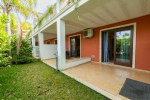 Apartment with Patio and Garden View