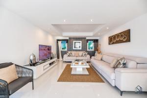 Newly Renovated 4 BDRM Villa w Pool in Top Location