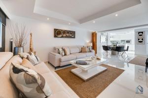 Newly Renovated 4 BDRM Villa w Pool in Top Location