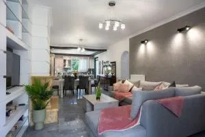 Nina's Modern Apartment - Kompítsion