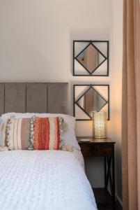 WORCESTER Fabulous Cherry Tree Mews self check in dogs welcome by prior arrangement , 2 double bedrooms ,super fast Wi-Fi, with free off road parking for 2 vehicles near Royal Hospital and woodland walks