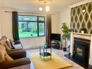 Leixlip 4-Bed Home Sleeps 6 Ideal for Groups