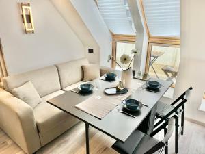 City Modern & Classy Apartment for 4 Guests & Parking