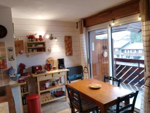 Appartements Studio coeur de station de Praz de Lys 1500m : Appartement avec Balcon