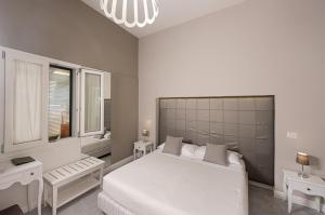 Zimmer mit Kingsize-Bett und Gartenblick.