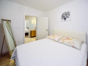 Holiday Home Nena by Interhome