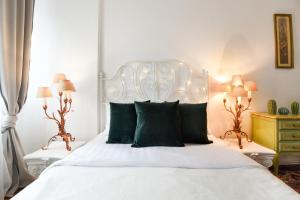 Stay in Style: Central 1BR with Vintage Touches and Balcony