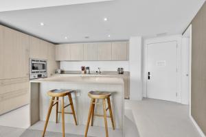 Beachfront Escape Pool Gym Stunning Views 30th floor