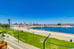 Bayfront Dream - Bay Views, Rooftop Patio, & Garage!