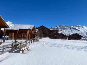 Chalets Chalet de 3 chambres a Le Devoluy a 200 m des pistes avec piscine partagee sauna et balcon : photos des chambres