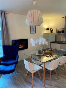 Chalets Chalet de 3 chambres a Le Devoluy a 200 m des pistes avec piscine partagee sauna et balcon : photos des chambres