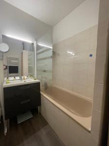 Le Mouflon Résidence Olympe, T2 centre ville 4 personnes, Parking privatif gratuit, Prise Green Up véhicule électrique, Possibilité forfait ménage et location linge de lit et de toilette