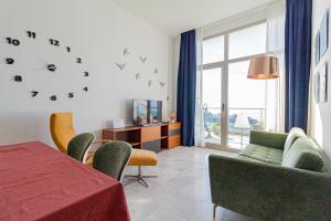 Sunny penthouse on the 41st floor in Torre Lugano, with pool and garage