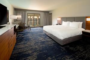 King Room with Balcony room in DoubleTree by Hilton Bakersfield