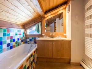 Chalet spacieux à Courchevel avec Wi-Fi et parking, proche des pistes, 5 chambres - FR-1-562-40