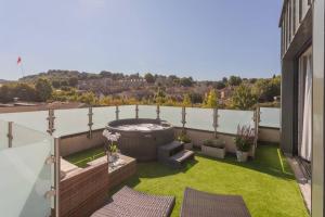 Stylish Penthouse Apartment With Hot Tub