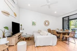 Light Filled Modern Specious Home, Pet friendly in a beautiful area of Byron Bay, short stroll to town - Hayters Hill