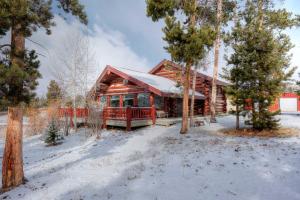 < 1 Mi to Lake Granby: Log Cabin w Fire Pit
