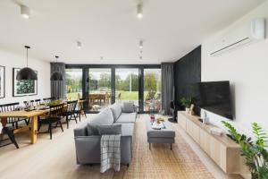 Kalwa Lake House - dom nad jeziorem z prywatnym pomostem i jacuzzi oraz sprzętem wodnym