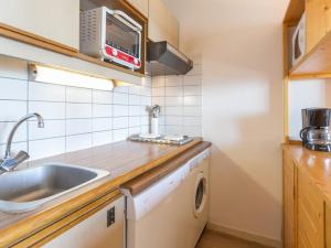 Studio cabine rénové près des pistes avec balcon - FR-1-275-127