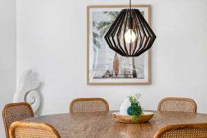 Central Location Stylish 3 Bed with Pool - Sunshine Central