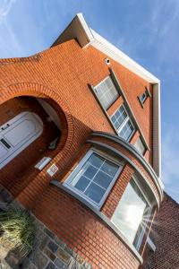 ZussEnzo - STOER FAMILIEHUIS - 18P - 5SLPK - GROTE TUIN - SAUNA - OFYR BBQ - HOMECINEMA - 15MIN MAASTRICHT